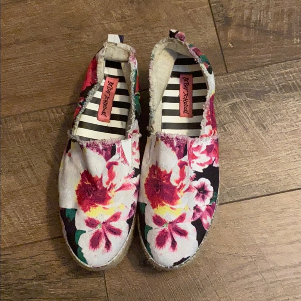 7/2 Betsey Johnson